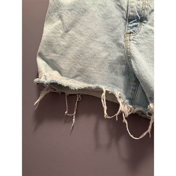 Universal Thread Denim Cut-Off Shorts Womens Size 12 Light Wash Distressed - Picture 3 of 11